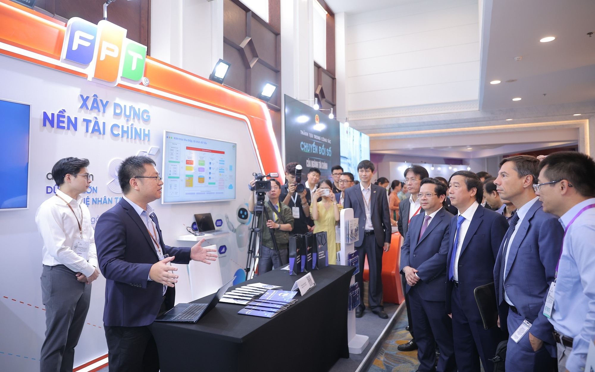 CĐS tài chính giúp triển khai nhiều ứng dụng phục vụ chính phủ, DN và người dân