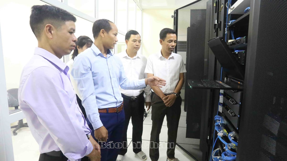 Ban Giám đốc Sở Thông tin và Truyền thông kiểm tra Trung tâm tích hợp dữ liệu của tỉnh.