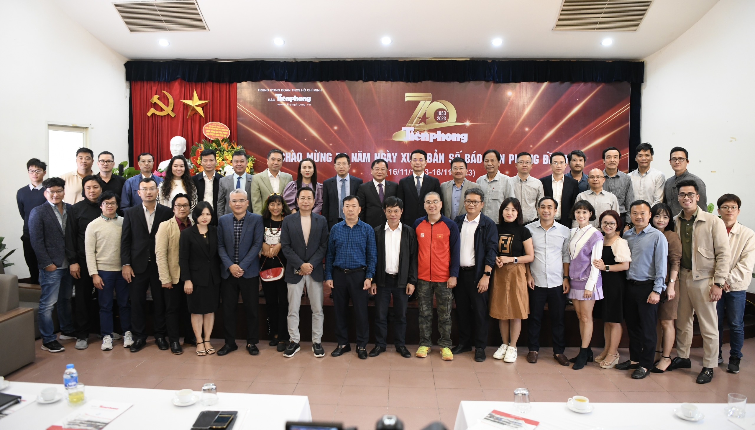 Bộ trưởng Nguyễn Mạnh Hùng trò chuyện, chia sẻ với lãnh đạo, phóng viên, biên tập viên báo Tiền phongMới