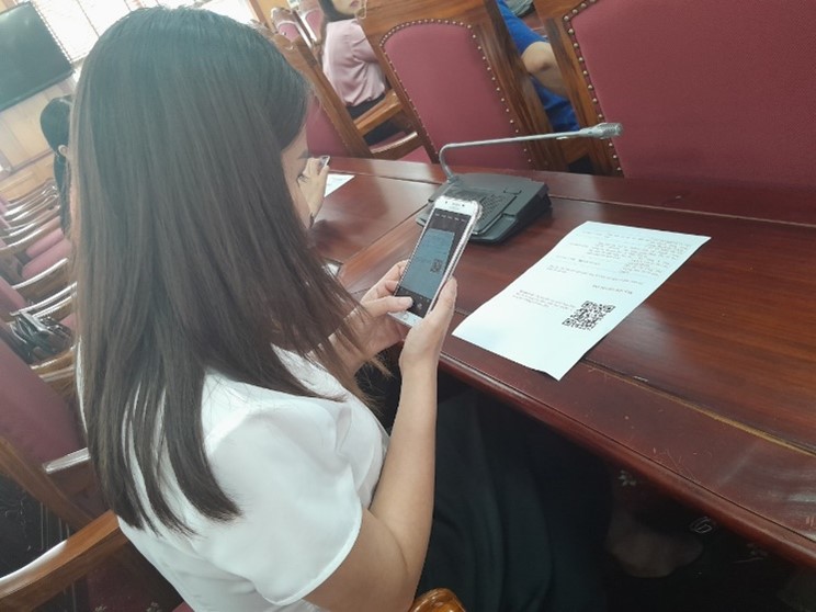 Các đại biểu khai thác tài liệu từ quét mã QR tại Hội nghị sơ kết hoạt động báo chí 6 tháng đầu năm, triển khai nhiệm vụ 6 tháng cuối năm 2023.