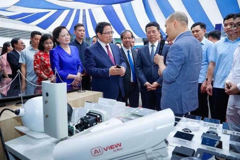 Thủ tướng: Khoa học công nghệ, đổi mới sáng tạo, chuyển đổi số không có giới hạn, biên giới, không phân biệt tuổi tác, giới tính, tôn giáo- Ảnh 8.