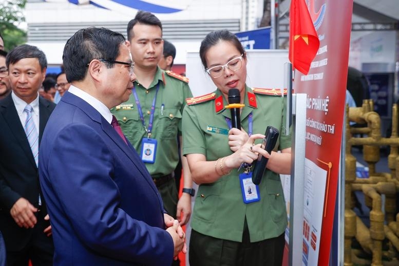 Thủ tướng: Khoa học công nghệ, đổi mới sáng tạo, chuyển đổi số không có giới hạn, biên giới, không phân biệt tuổi tác, giới tính, tôn giáo- Ảnh 9.