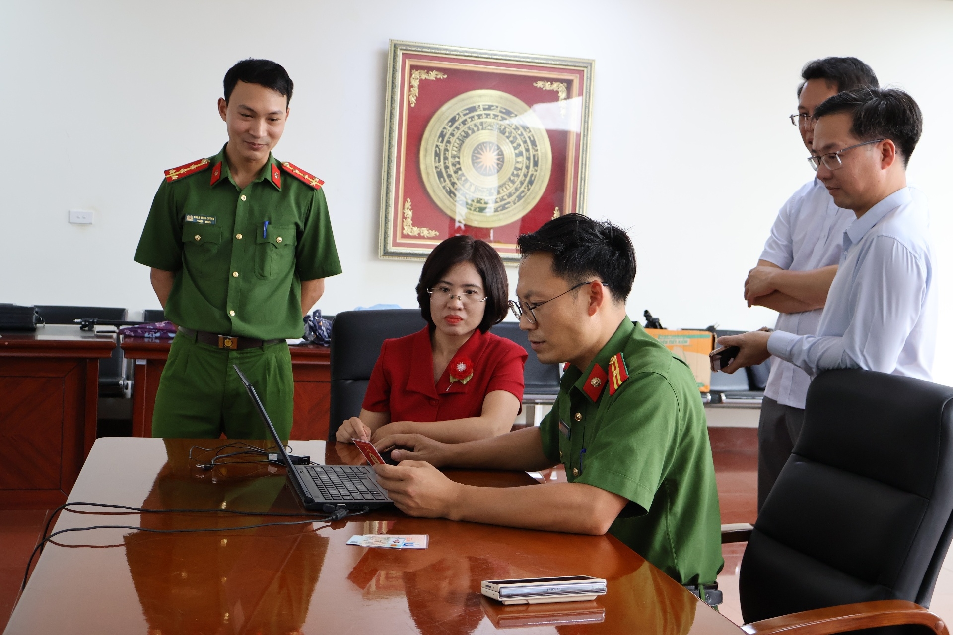 Cấp đổi thẻ đảng viên trên nền tảng số: Phấn đấu hoàn thành trước 2/9 - Ảnh minh hoạ 2